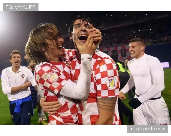 特写：终场哨响，卢顿门将卡明斯基泪洒球场